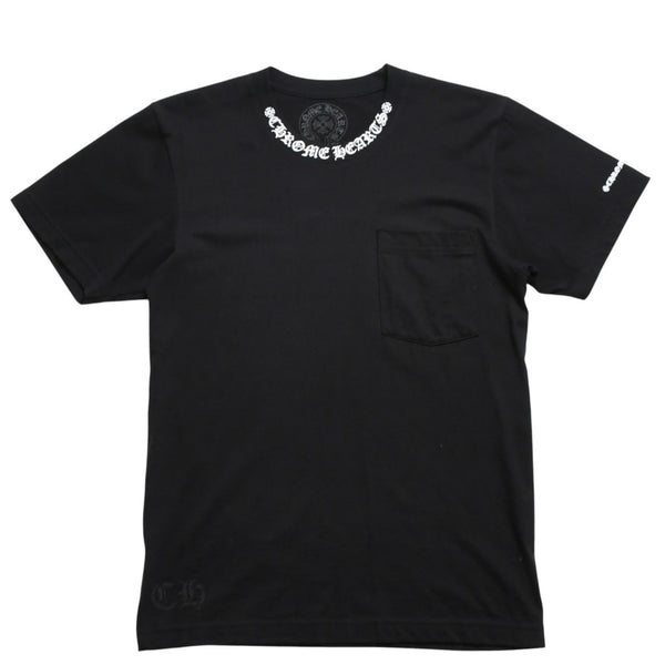 新品同様 CHROME HEARTS クロムハーツ ネックロゴ プリントポケットTシャツ 半袖Tシャツ ブラック Sサイズ スクロールラベル CHロゴ 中古 4a004022