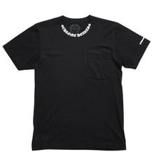 画像をギャラリービューアに読み込む, 新品同様 CHROME HEARTS クロムハーツ ネックロゴ プリントポケットTシャツ 半袖Tシャツ ブラック Sサイズ スクロールラベル CHロゴ 中古 4a004022