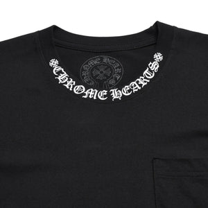 新品同様 CHROME HEARTS クロムハーツ ネックロゴ プリントポケットTシャツ 半袖Tシャツ ブラック Sサイズ スクロールラベル CHロゴ 中古 4a004022