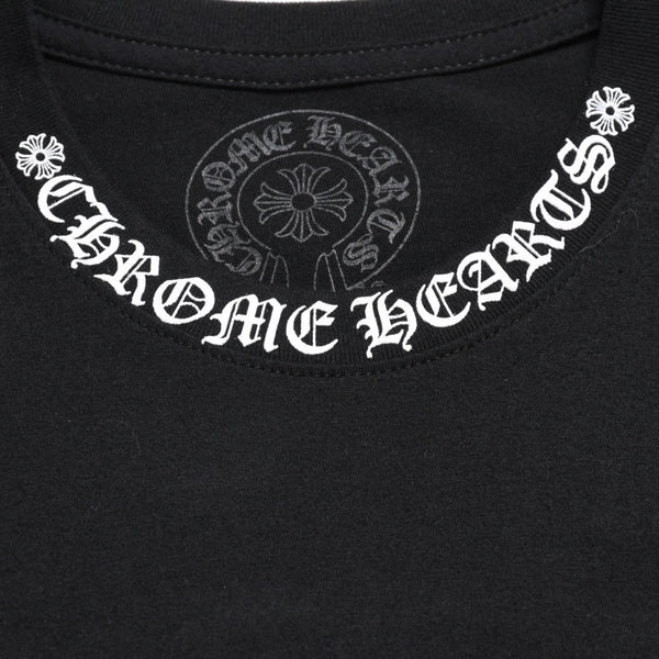 新品同様 CHROME HEARTS クロムハーツ ネックロゴ プリントポケットTシャツ 半袖Tシャツ ブラック Sサイズ スクロールラベル CHロゴ 中古 4a004022