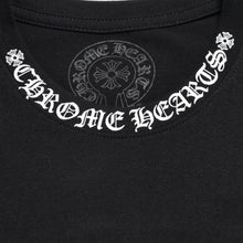 画像をギャラリービューアに読み込む, 新品同様 CHROME HEARTS クロムハーツ ネックロゴ プリントポケットTシャツ 半袖Tシャツ ブラック Sサイズ スクロールラベル CHロゴ 中古 4a004022