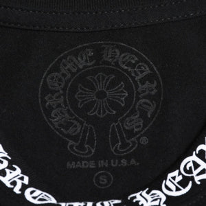 新品同様 CHROME HEARTS クロムハーツ ネックロゴ プリントポケットTシャツ 半袖Tシャツ ブラック Sサイズ スクロールラベル CHロゴ 中古 4a004022