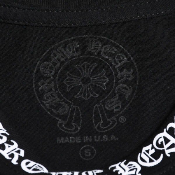 新品同様 CHROME HEARTS クロムハーツ ネックロゴ プリントポケットTシャツ 半袖Tシャツ ブラック Sサイズ スクロールラベル CHロゴ 中古 4a004022