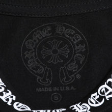 画像をギャラリービューアに読み込む, 新品同様 CHROME HEARTS クロムハーツ ネックロゴ プリントポケットTシャツ 半袖Tシャツ ブラック Sサイズ スクロールラベル CHロゴ 中古 4a004022