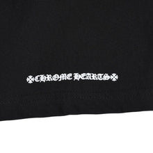 画像をギャラリービューアに読み込む, 新品同様 CHROME HEARTS クロムハーツ ネックロゴ プリントポケットTシャツ 半袖Tシャツ ブラック Sサイズ スクロールラベル CHロゴ 中古 4a004022