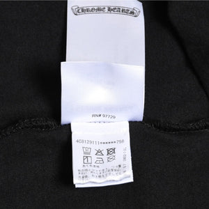 新品同様 CHROME HEARTS クロムハーツ ネックロゴ プリントポケットTシャツ 半袖Tシャツ ブラック Sサイズ スクロールラベル CHロゴ 中古 4a004022