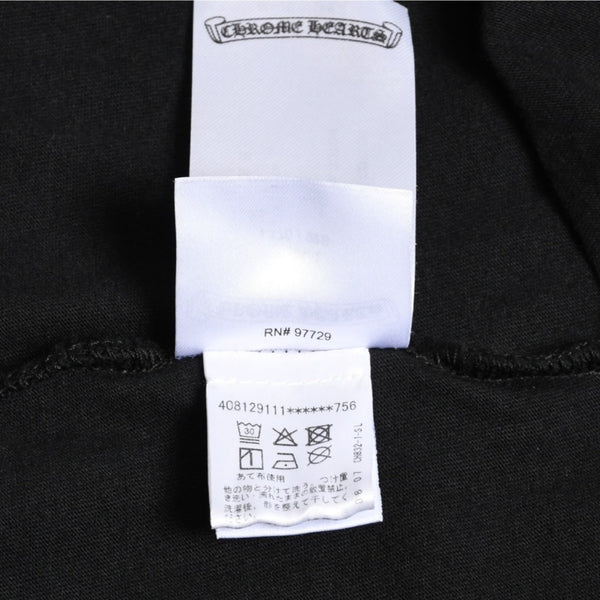 新品同様 CHROME HEARTS クロムハーツ ネックロゴ プリントポケットTシャツ 半袖Tシャツ ブラック Sサイズ スクロールラベル CHロゴ 中古 4a004022