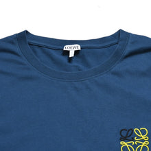 Load image into Gallery viewer, 極美品 LOEWE ロエベ アナグラム Tシャツ H526Y22J26 ペトロリウム ダークブルー イエロー アナグラム刺繍 半袖Tシャツ XLサイズ 中古 4a004086