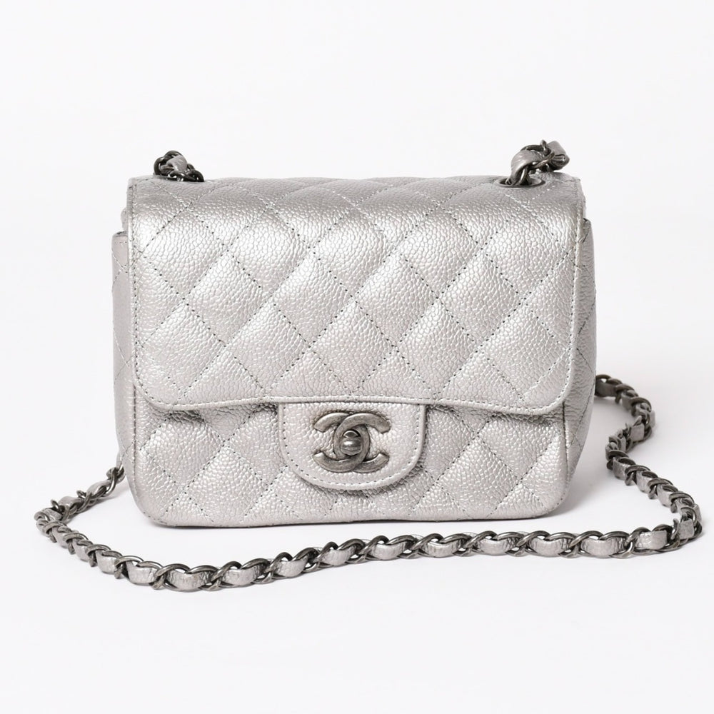 新品同様 CHANEL シャネル ミニマトラッセ17 Sフラップ Sチェーンショルダーバッグ 24番台 ココマーク キャビアスキン シルバー 中古 4a003649