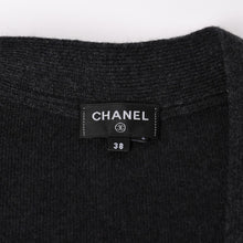 Load image into Gallery viewer, 新品未使用 CHANEL シャネル 22AW カシミヤ ニットカーディガン P72997K10494 サイズ38 ココマーク グリッター チャコール 中古 4a003614