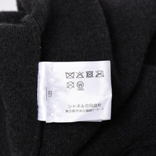 Load image into Gallery viewer, 新品未使用 CHANEL シャネル 22AW カシミヤ ニットカーディガン P72997K10494 サイズ38 ココマーク グリッター チャコール 中古 4a003614