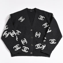 Load image into Gallery viewer, 新品未使用 CHANEL シャネル 22AW カシミヤ ニットカーディガン P72997K10494 サイズ38 ココマーク グリッター チャコール 中古 4a003614