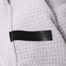 Load image into Gallery viewer, 新品未使用 CHROME HEARTS クロムハーツ 「HIT&amp;RUN」レザークロスパッチカシミヤ混ワッフルニットカーディガン カシミヤ シルバー925 ニット レザークロスパッチ トップス 中古 4a003754