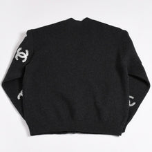 Load image into Gallery viewer, 新品未使用 CHANEL シャネル 22AW カシミヤ ニットカーディガン P72997K10494 サイズ38 ココマーク グリッター チャコール 中古 4a003614