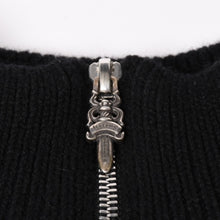 Load image into Gallery viewer, 新品未使用 CHROME HEARTS クロムハーツ ハーフジップニットセーター カシミヤ シルバー925 Mサイズ ニット ラムレザー ダガー CHクロスパッチ スクロールラベル 中古 4a003755
