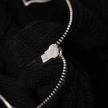 Load image into Gallery viewer, 新品未使用 CHROME HEARTS クロムハーツ ハーフジップニットセーター カシミヤ シルバー925 Mサイズ ニット ラムレザー ダガー CHクロスパッチ スクロールラベル 中古 4a003755