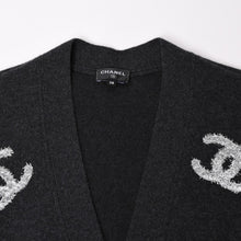 Load image into Gallery viewer, 新品未使用 CHANEL シャネル 22AW カシミヤ ニットカーディガン P72997K10494 サイズ38 ココマーク グリッター チャコール 中古 4a003614