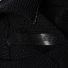 Load image into Gallery viewer, 新品未使用 CHROME HEARTS クロムハーツ ハーフジップニットセーター カシミヤ シルバー925 Mサイズ ニット ラムレザー ダガー CHクロスパッチ スクロールラベル 中古 4a003755