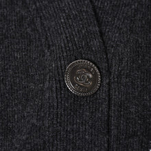 Load image into Gallery viewer, 新品未使用 CHANEL シャネル 22AW カシミヤ ニットカーディガン P72997K10494 サイズ38 ココマーク グリッター チャコール 中古 4a003614