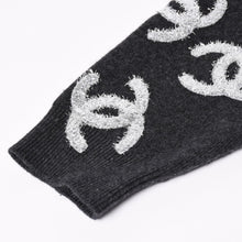 Load image into Gallery viewer, 新品未使用 CHANEL シャネル 22AW カシミヤ ニットカーディガン P72997K10494 サイズ38 ココマーク グリッター チャコール 中古 4a003614