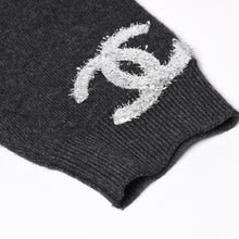 Load image into Gallery viewer, 新品未使用 CHANEL シャネル 22AW カシミヤ ニットカーディガン P72997K10494 サイズ38 ココマーク グリッター チャコール 中古 4a003614