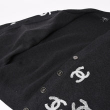 Load image into Gallery viewer, 新品未使用 CHANEL シャネル 22AW カシミヤ ニットカーディガン P72997K10494 サイズ38 ココマーク グリッター チャコール 中古 4a003614