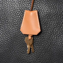 Load image into Gallery viewer, HERMES エルメス オータクロア60 ハンドバッグ ○T刻印 フィヨルド ヴォーシャモニー ブラック ナチュラル ゴールド金具 美品 中古 4a003635