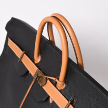 Load image into Gallery viewer, HERMES エルメス オータクロア60 ハンドバッグ ○T刻印 フィヨルド ヴォーシャモニー ブラック ナチュラル ゴールド金具 美品 中古 4a003635