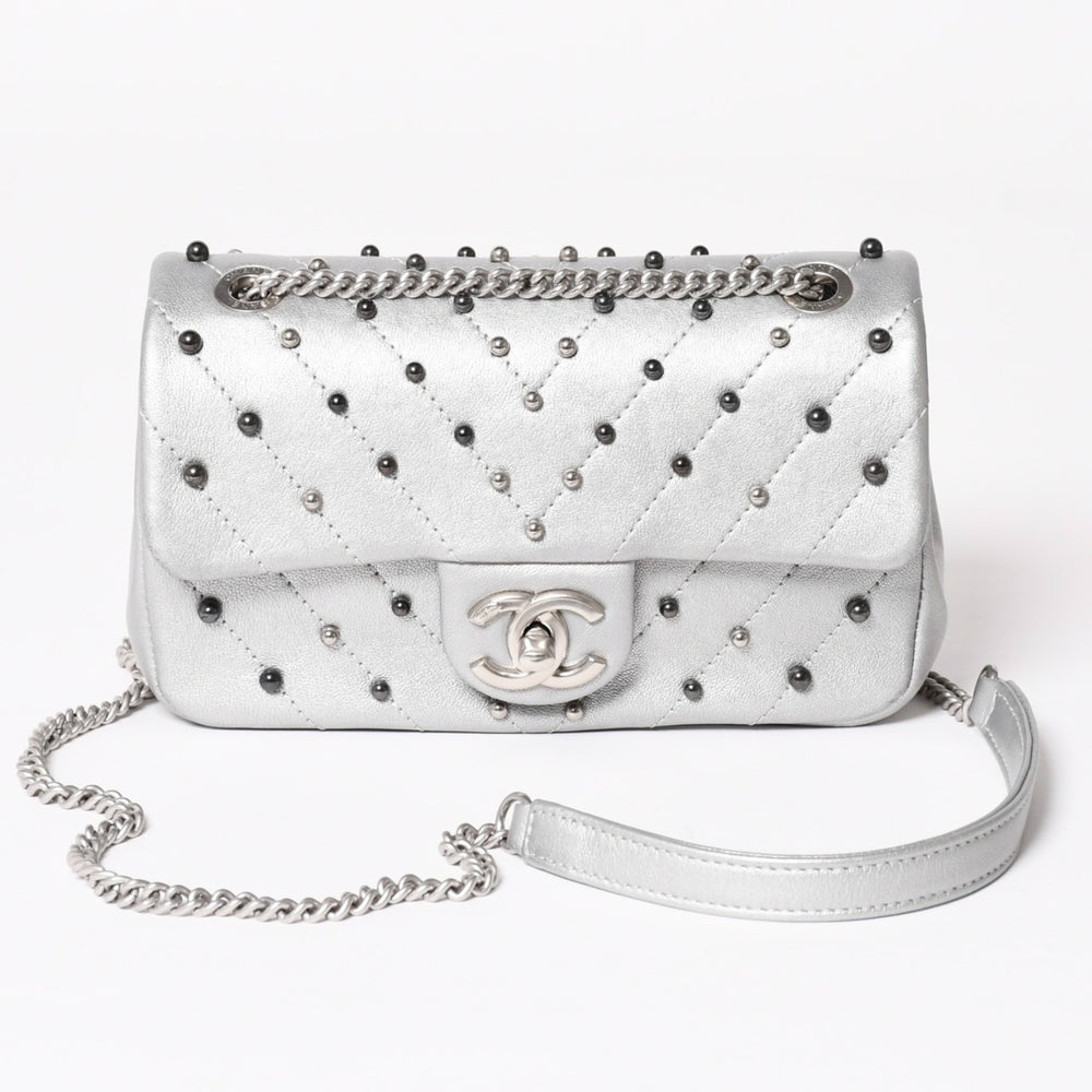 CHANEL シャネル シェブロン スタッド ウォーズ チェーンショルダーバッグ 24番台 ココマーク カーフスキン シルバー金具 美品 中古 4a003691