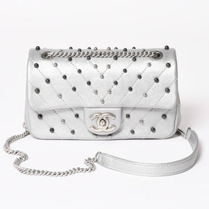 CHANEL シャネル シェブロン スタッド ウォーズ チェーンショルダーバッグ 24番台 ココマーク カーフスキン シルバー金具 美品 中古 4a003691