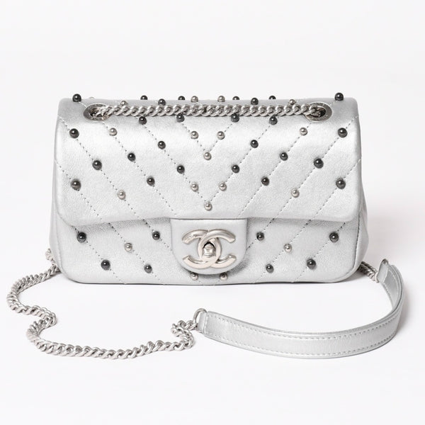 CHANEL シャネル シェブロン スタッド ウォーズ チェーンショルダーバッグ 24番台 ココマーク カーフスキン シルバー金具 美品 中古 4a003691