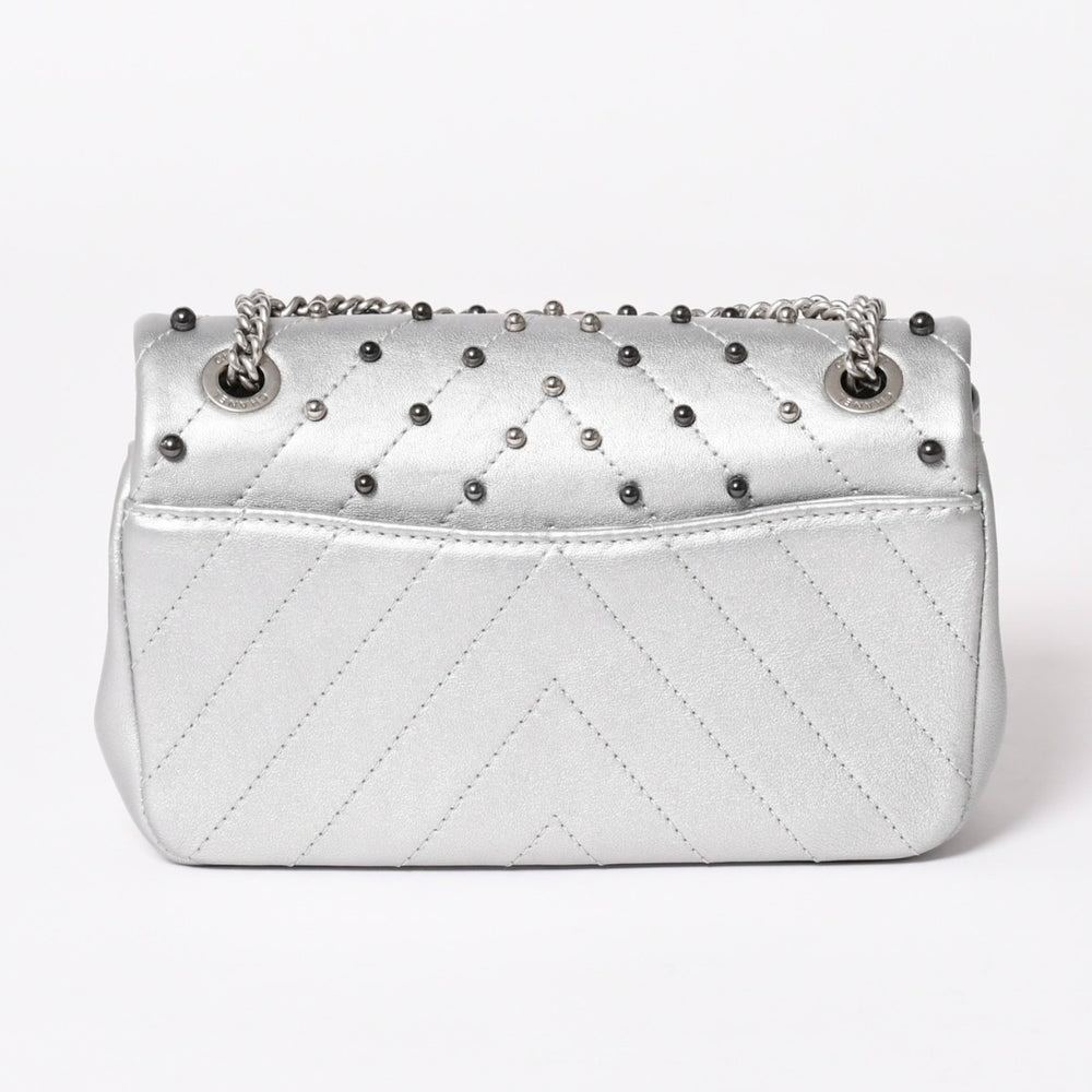 CHANEL シャネル シェブロン スタッド ウォーズ チェーンショルダーバッグ 24番台 ココマーク カーフスキン シルバー金具 美品 中古 4a003691
