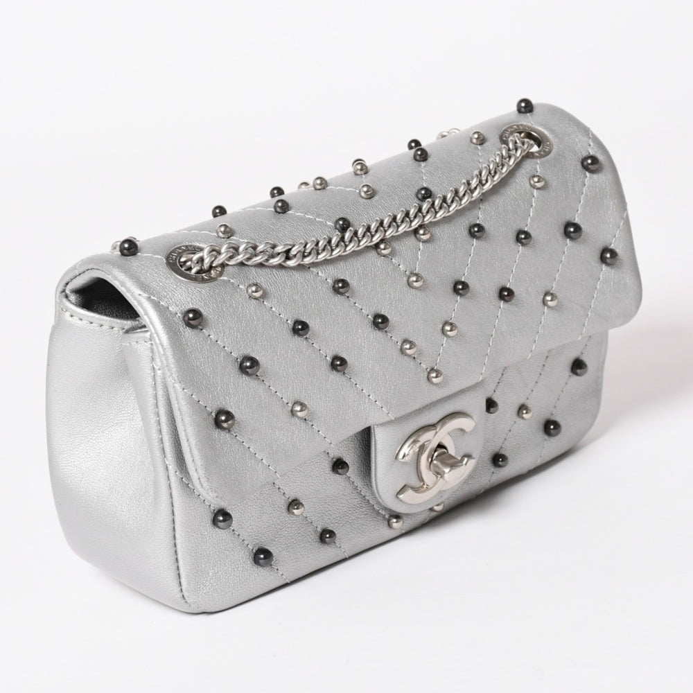 CHANEL シャネル シェブロン スタッド ウォーズ チェーンショルダーバッグ 24番台 ココマーク カーフスキン シルバー金具 美品 中古 4a003691