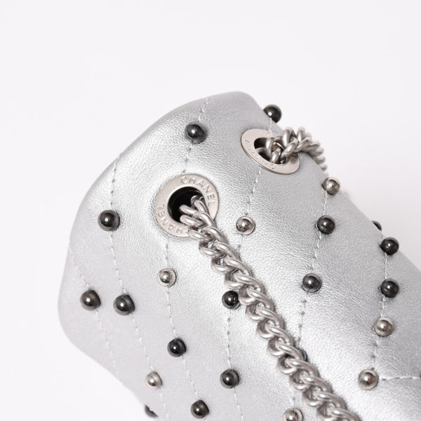 CHANEL シャネル シェブロン スタッド ウォーズ チェーンショルダーバッグ 24番台 ココマーク カーフスキン シルバー金具 美品 中古 4a003691