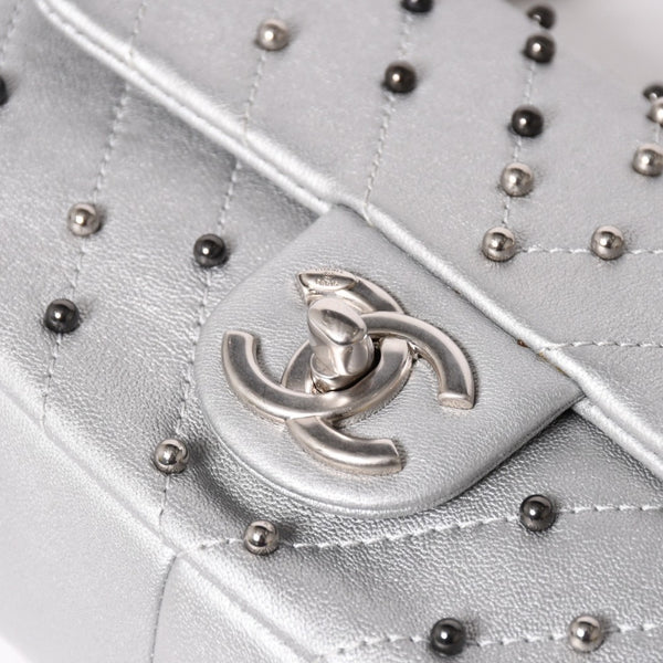 CHANEL シャネル シェブロン スタッド ウォーズ チェーンショルダーバッグ 24番台 ココマーク カーフスキン シルバー金具 美品 中古 4a003691
