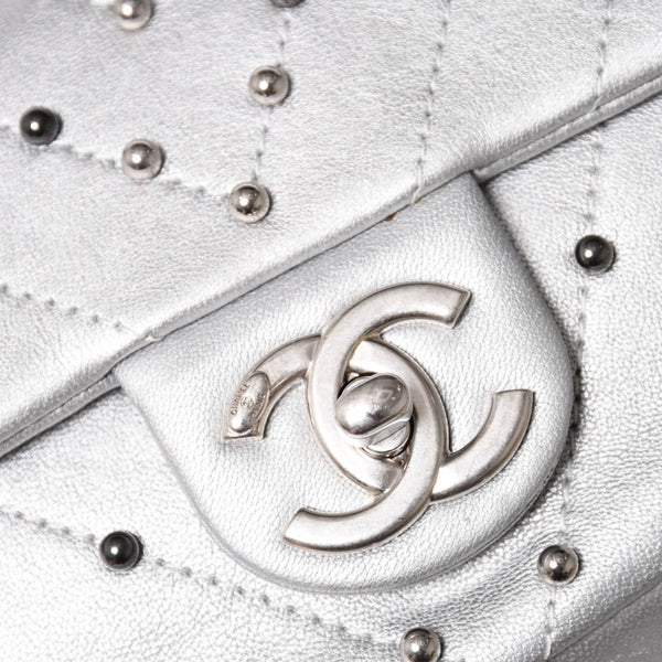 CHANEL シャネル シェブロン スタッド ウォーズ チェーンショルダーバッグ 24番台 ココマーク カーフスキン シルバー金具 美品 中古 4a003691