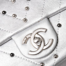 画像をギャラリービューアに読み込む, CHANEL シャネル シェブロン スタッド ウォーズ チェーンショルダーバッグ 24番台 ココマーク カーフスキン シルバー金具 美品 中古 4a003691