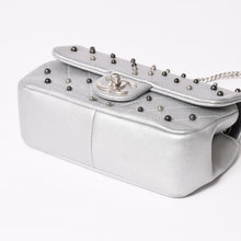 画像をギャラリービューアに読み込む, CHANEL シャネル シェブロン スタッド ウォーズ チェーンショルダーバッグ 24番台 ココマーク カーフスキン シルバー金具 美品 中古 4a003691