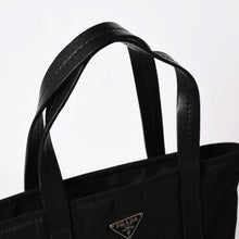 Load image into Gallery viewer, 極美品 PRADA プラダ Re-Nylon ミニトートバッグ BN0332 テスートナイロン レザー ブラック トライアングルロゴプレート 31サイズ 中古 4a003666