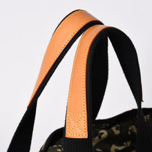 Load image into Gallery viewer, 極美品 LOUIS VUITTON ルイヴィトン トレイ モノグラモフラージュ モノグラム トートバッグ 村上隆 限定 迷彩柄 M95783 中古 4a003582