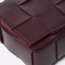 Load image into Gallery viewer, 極美品 BOTTEGA VENETA ボッテガヴェネタ バーガンディ ワインレッド カセットショルダーバッグ B09382148Q 中古 4a003689