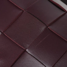 Load image into Gallery viewer, 極美品 BOTTEGA VENETA ボッテガヴェネタ バーガンディ ワインレッド カセットショルダーバッグ B09382148Q 中古 4a003689