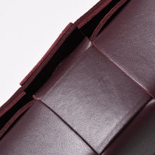 Load image into Gallery viewer, 極美品 BOTTEGA VENETA ボッテガヴェネタ バーガンディ ワインレッド カセットショルダーバッグ B09382148Q 中古 4a003689