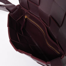 Load image into Gallery viewer, 極美品 BOTTEGA VENETA ボッテガヴェネタ バーガンディ ワインレッド カセットショルダーバッグ B09382148Q 中古 4a003689
