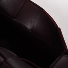 Load image into Gallery viewer, 極美品 BOTTEGA VENETA ボッテガヴェネタ バーガンディ ワインレッド カセットショルダーバッグ B09382148Q 中古 4a003689