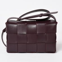 Load image into Gallery viewer, 極美品 BOTTEGA VENETA ボッテガヴェネタ バーガンディ ワインレッド カセットショルダーバッグ B09382148Q 中古 4a003689