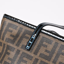 Load image into Gallery viewer, 極美品 FENDI フェンディ ハンドバッグ 8BH223 CR2 ズッカ柄 ブラウン キャンバス エナメル ブラウン ゴールド金具 中古 4a003677
