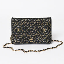 Load image into Gallery viewer, CHANEL シャネル カメリア ウォレット チェーンバッグ エンボス加工 21番台 ラムスキン ブラック ゴールド 美品 中古 4a003710