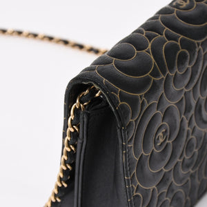 CHANEL シャネル カメリア ウォレット チェーンバッグ エンボス加工 21番台 ラムスキン ブラック ゴールド 美品 中古 4a003710