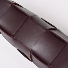 Load image into Gallery viewer, 極美品 BOTTEGA VENETA ボッテガヴェネタ バーガンディ ワインレッド カセットショルダーバッグ B09382148Q 中古 4a003689